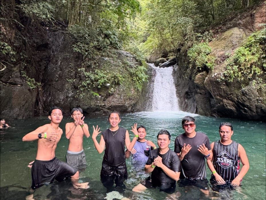 Grupo sa harap ng talon sa Dingalan