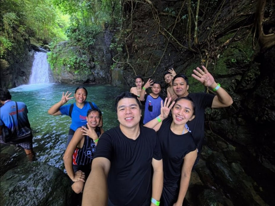 Masayang group selfie sa talon