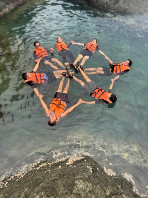 Mga naka-life vest na lumulutang na hugis bituin sa tidal pool