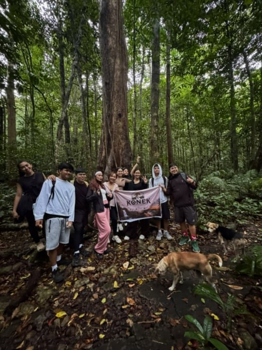 Grupo sa harap ng higanteng puno sa gubat