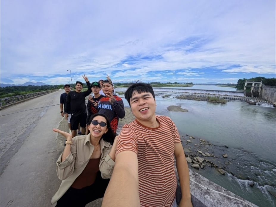 Selfie ng grupo sa tabi ng ilog at dam
